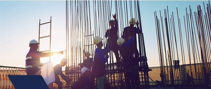 Trabalhadores em obra de construção civil