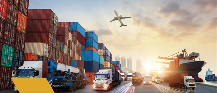 Contentores, camiões e navio em operação logística